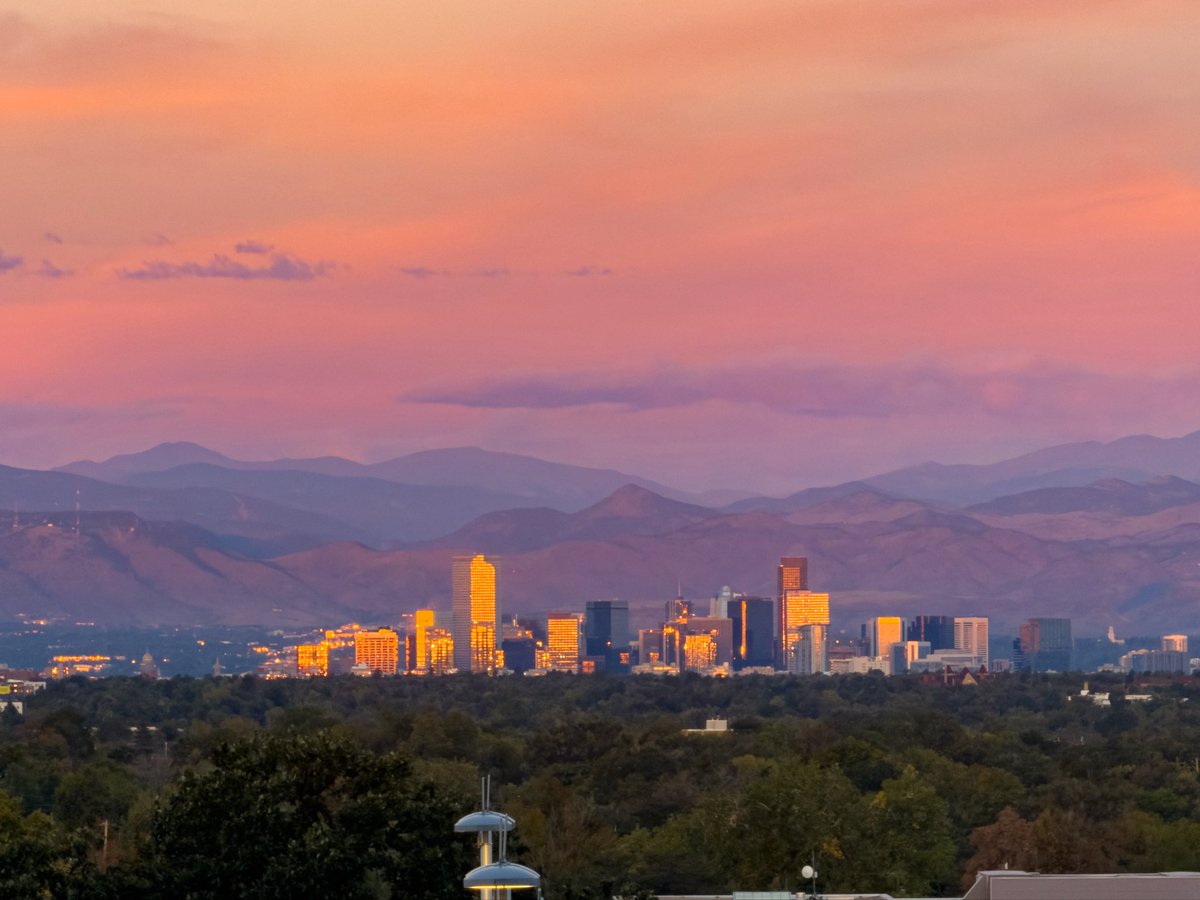 s_hortonAstro's tweet photo. Just finishing up the overnight shift and walking out to this beautiful sunrise over Denver. https://t.co/dIW1L9xS6G