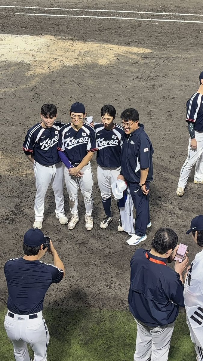 qpqpbook2's tweet photo. 우리 기아타이거즈 선수단 사랑해요 ♡ 
금메달 축하!!!!!!!! https://t.co/tB77Nukxq1
