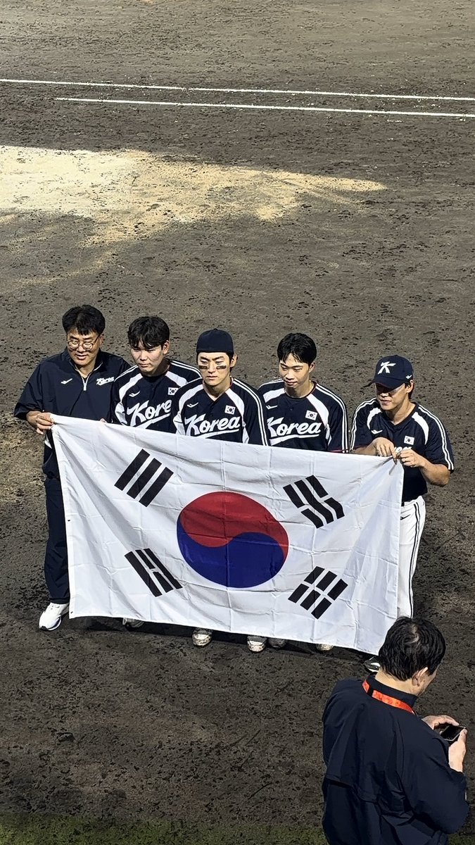 qpqpbook2's tweet photo. 우리 기아타이거즈 선수단 사랑해요 ♡ 
금메달 축하!!!!!!!! https://t.co/tB77Nukxq1