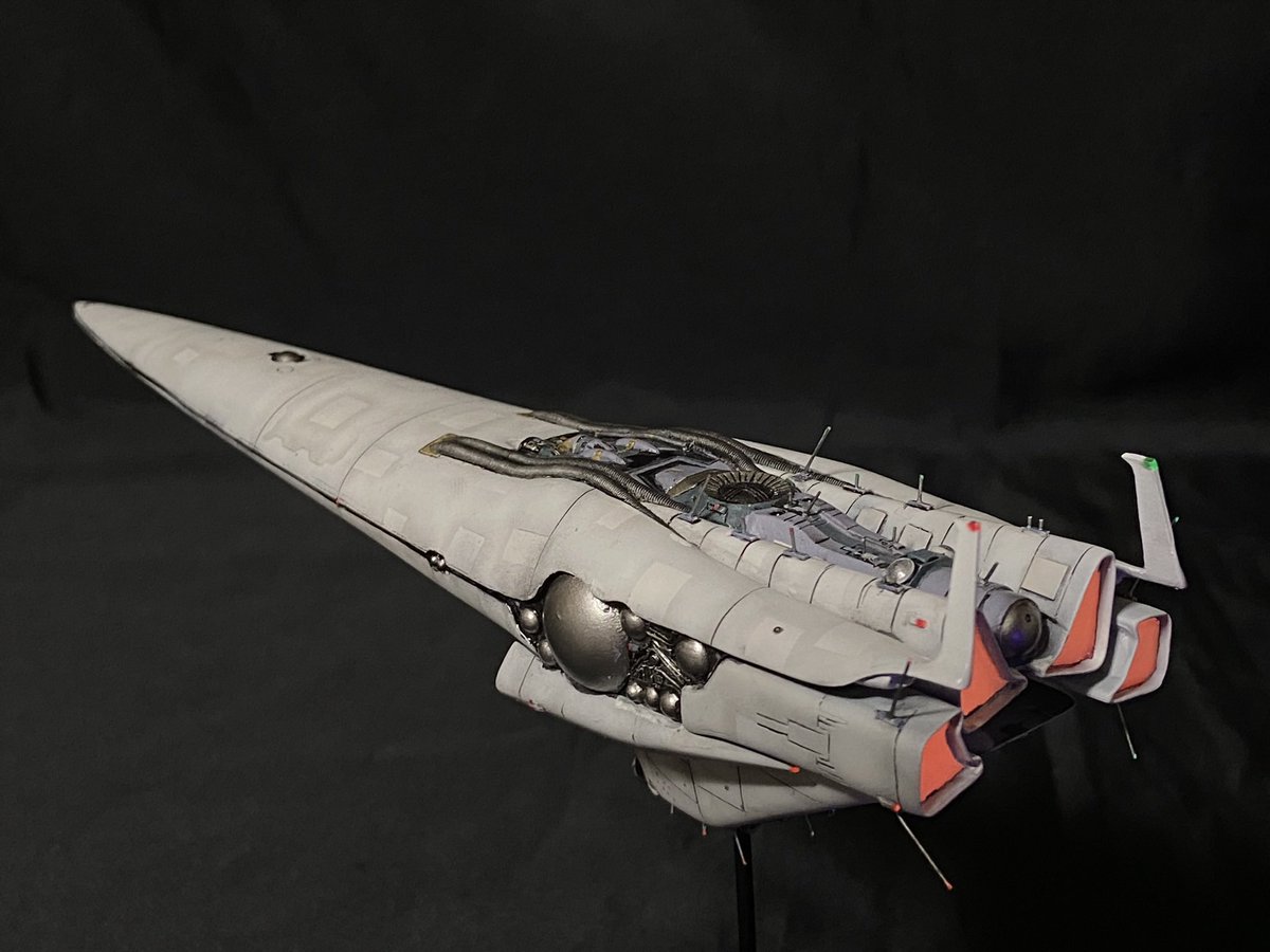 8zTqntS4PFdMtHF's tweet photo. アスターテ会戦の艦艇達⑧
#銀河英雄伝説

1/5000 銀河帝国軍　総旗艦「ブリュンヒルト」

こちらは側面ドームが銀色で旧帝国紋章版です。本来本艦は液体金属を纏ってますが、この作品は敢えてパネル表現塗装してます。下部は「ブリュンヒルトは血を欲す」の筋彫りを加えてます。 https://t.co/cHRH4x9MG2