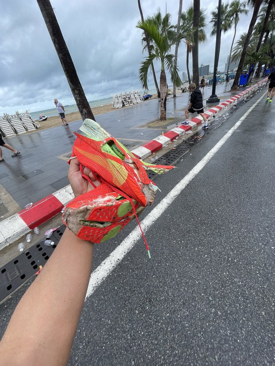sixpointfive5's tweet photo. Pattaya Marathon 2026 กับฝนฉ่ำ

ตัดใจไม่ใส่รองเท้าคู่ใหม่ลงวิ่ง เพราะกลัวเละ
เอาคู่เก่าคู่เดิมลงแทน 5555 ไม่เละ แต่พัง 😅

พื้น foam ซับน้ำฉ่ำ พื้นเริ่มเปิดที่ กม.24 ยังพอได้ กระดื๊บๆ มาจน กม. 36 ยื้อต่อไม่ไหว น้องตุยไปแล้ว เลยได้ใส่แต่ถุงเท้าวิ่งมา 6 กม. จนจบ 42.195 กม. 😂 https://t.co/SLJFNqvuid