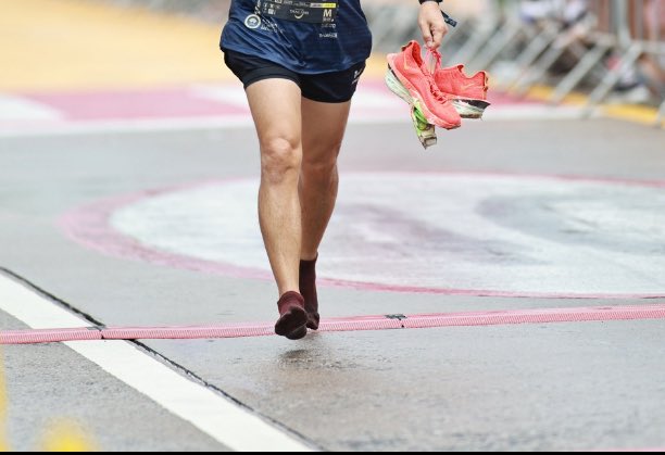 sixpointfive5's tweet photo. Pattaya Marathon 2026 กับฝนฉ่ำ

ตัดใจไม่ใส่รองเท้าคู่ใหม่ลงวิ่ง เพราะกลัวเละ
เอาคู่เก่าคู่เดิมลงแทน 5555 ไม่เละ แต่พัง 😅

พื้น foam ซับน้ำฉ่ำ พื้นเริ่มเปิดที่ กม.24 ยังพอได้ กระดื๊บๆ มาจน กม. 36 ยื้อต่อไม่ไหว น้องตุยไปแล้ว เลยได้ใส่แต่ถุงเท้าวิ่งมา 6 กม. จนจบ 42.195 กม. 😂 https://t.co/SLJFNqvuid