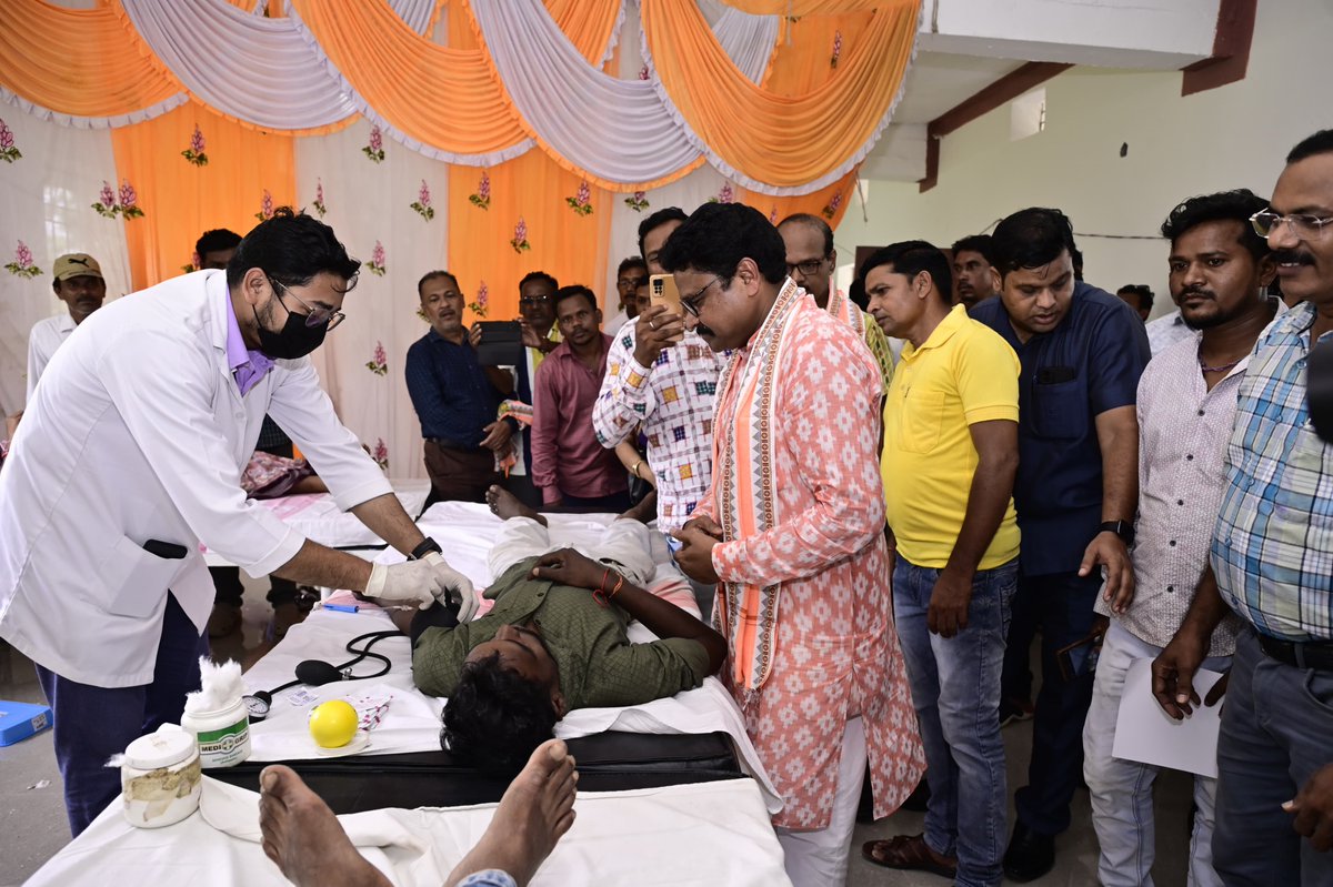 MahalingMukesh's tweet photo. ମାନବ ସେବା ହିଁ ମାଧବ ସେବା। ଏହି ମାନ୍ୟତାକୁ ପାଥେୟ କରି ଆଜି 'ସେବା ସଂକଳ୍ପ ଅଭିଯାନ' ଅଧୀନରେ ଆଗଲପୁର ବ୍ଲକର ନଅଗାଁ (କ) ପିଏମ ଶ୍ରୀ ହାଇସ୍କୁଲଠାରେ ସାମାଜିକ ସଂଗଠନ 'ଡିବିରି' ଦ୍ୱାରା ଆୟୋଜିତ ଏକ ମେଗା ସ୍ୱାସ୍ଥ୍ୟ, ରକ୍ତଦାନ ଓ ସହାୟକ ଉପକରଣ ବଣ୍ଟନ ଶିବିରରେ ଯୋଗଦେଇ ଏହାର ଶୁଭାରମ୍ଭ କଲି। https://t.co/do0IHJeAs0