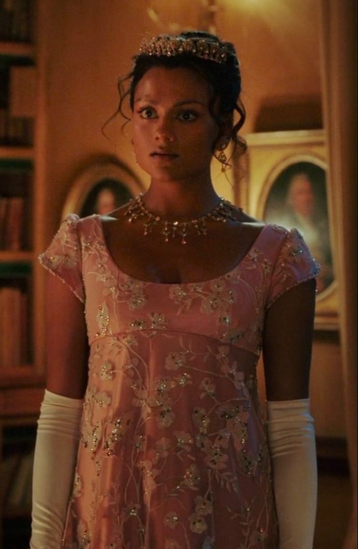 katophiee's tweet photo. honestly think this might be my favourite look of hers. the dress, the tiara, the necklace, the loose stands of hair….just stunning https://t.co/DF11cguTb6