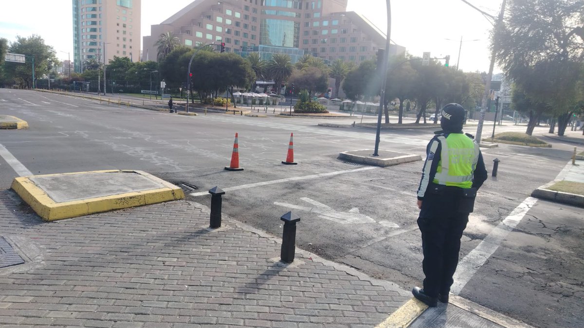 AMT_Quito's tweet photo. 🚨 #AMTInforma | ¡Paseo Dominical!

🚴‍♀️ Inició en diferentes sectores de la ciudad.
👮‍♂️👮‍♀️ Nuestros agentes se encuentran desplegados a lo largo de la ruta para gestionar la movilidad y brindar seguridad a los participantes.

⚠️ Respeta la señalización. https://t.co/MHj3b7w0cX