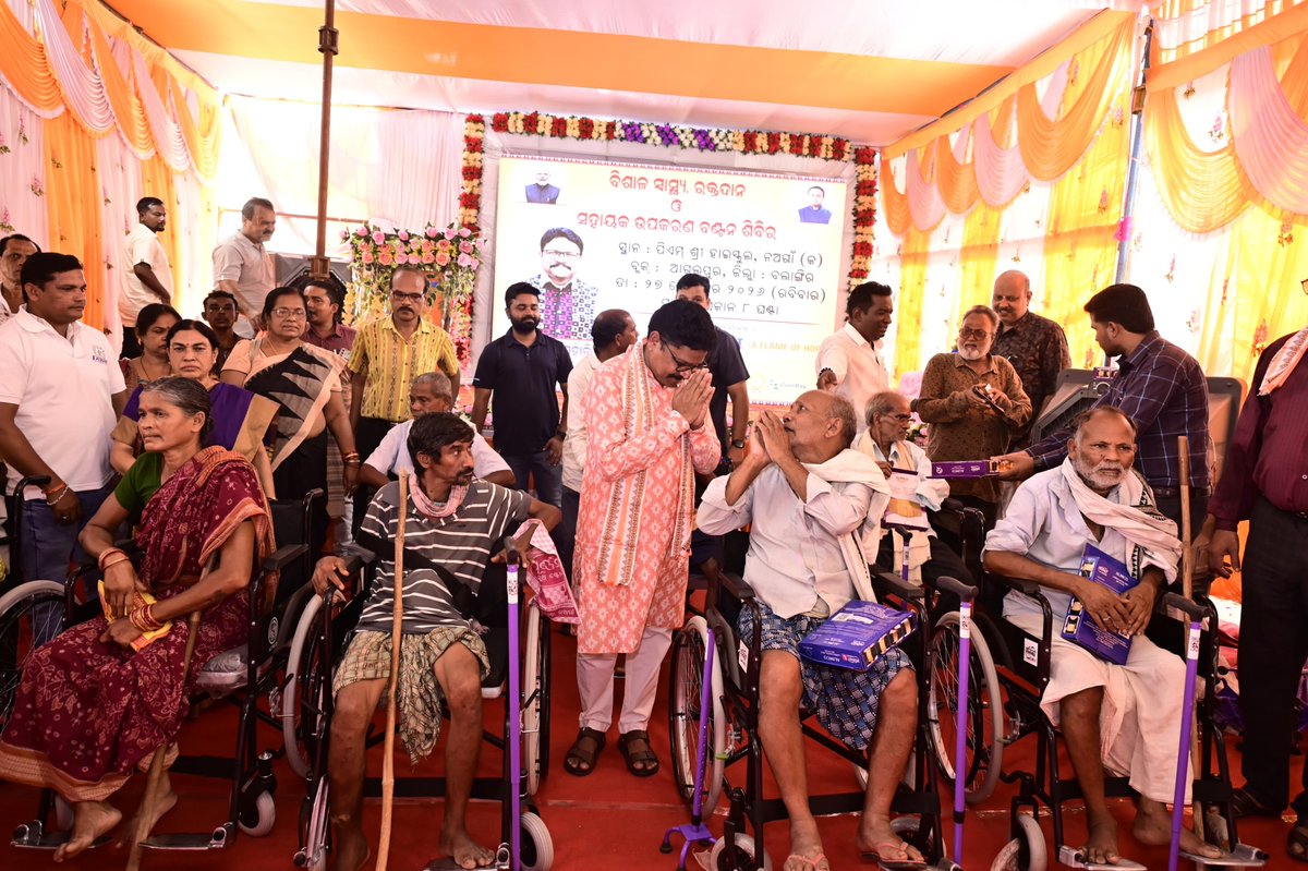 MahalingMukesh's tweet photo. ମାନବ ସେବା ହିଁ ମାଧବ ସେବା। ଏହି ମାନ୍ୟତାକୁ ପାଥେୟ କରି ଆଜି 'ସେବା ସଂକଳ୍ପ ଅଭିଯାନ' ଅଧୀନରେ ଆଗଲପୁର ବ୍ଲକର ନଅଗାଁ (କ) ପିଏମ ଶ୍ରୀ ହାଇସ୍କୁଲଠାରେ ସାମାଜିକ ସଂଗଠନ 'ଡିବିରି' ଦ୍ୱାରା ଆୟୋଜିତ ଏକ ମେଗା ସ୍ୱାସ୍ଥ୍ୟ, ରକ୍ତଦାନ ଓ ସହାୟକ ଉପକରଣ ବଣ୍ଟନ ଶିବିରରେ ଯୋଗଦେଇ ଏହାର ଶୁଭାରମ୍ଭ କଲି। https://t.co/do0IHJeAs0