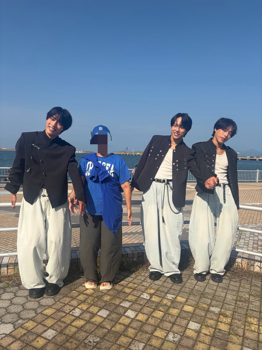 yuppon21's tweet photo. RAB祭りin 青森
東北出身の私が唯一踏み入れてなかった青森の地で推しと4shot。

新婚旅行ポーズ💙(海外を想定してた)
①青森でラーメン🍜。❤💚と共に
②公園手繋ぎデート💙👫💑
③りんごをがぶりっ🍎🍎🍎🍎
④カフェでまったり…🫠

続く… https://t.co/AaOjDyyFrv