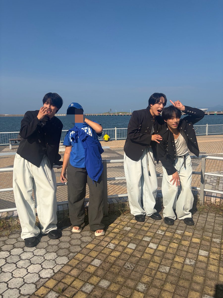 yuppon21's tweet photo. RAB祭りin 青森
東北出身の私が唯一踏み入れてなかった青森の地で推しと4shot。

新婚旅行ポーズ💙(海外を想定してた)
①青森でラーメン🍜。❤💚と共に
②公園手繋ぎデート💙👫💑
③りんごをがぶりっ🍎🍎🍎🍎
④カフェでまったり…🫠

続く… https://t.co/AaOjDyyFrv