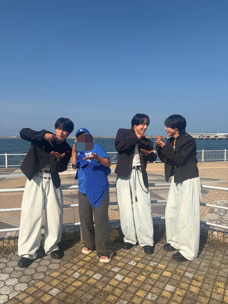 yuppon21's tweet photo. RAB祭りin 青森
東北出身の私が唯一踏み入れてなかった青森の地で推しと4shot。

新婚旅行ポーズ💙(海外を想定してた)
①青森でラーメン🍜。❤💚と共に
②公園手繋ぎデート💙👫💑
③りんごをがぶりっ🍎🍎🍎🍎
④カフェでまったり…🫠

続く… https://t.co/AaOjDyyFrv