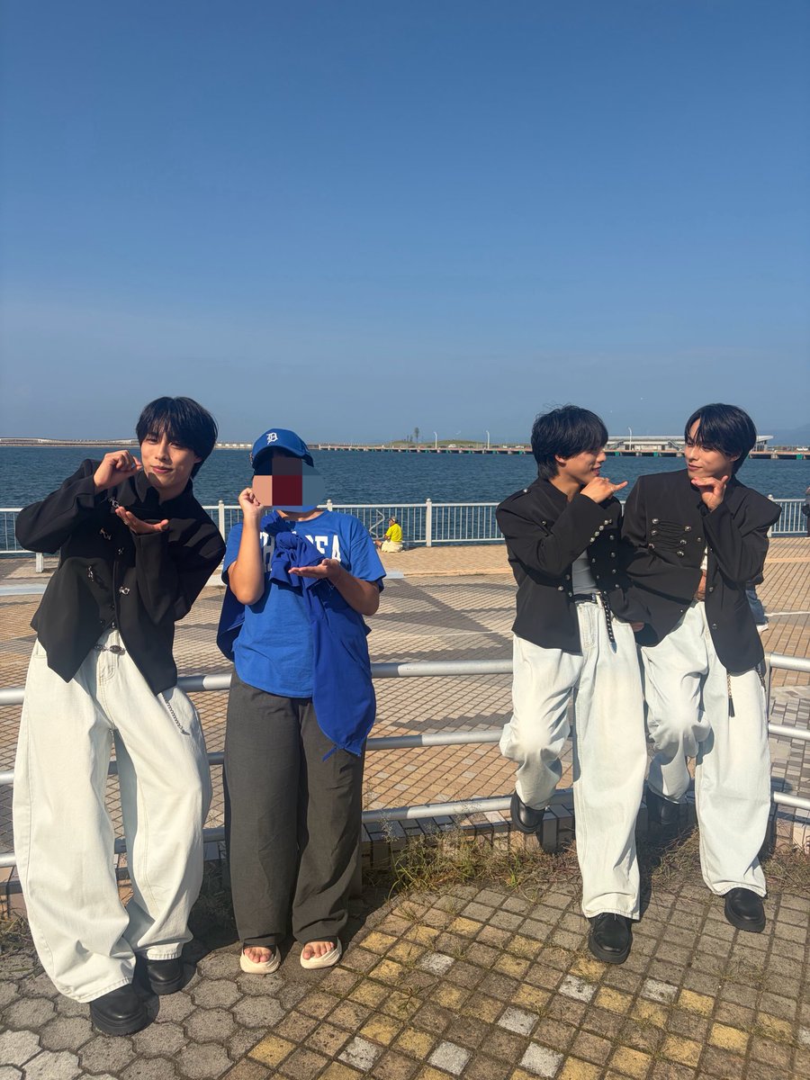 yuppon21's tweet photo. RAB祭りin 青森
東北出身の私が唯一踏み入れてなかった青森の地で推しと4shot。

新婚旅行ポーズ💙(海外を想定してた)
①青森でラーメン🍜。❤💚と共に
②公園手繋ぎデート💙👫💑
③りんごをがぶりっ🍎🍎🍎🍎
④カフェでまったり…🫠

続く… https://t.co/AaOjDyyFrv