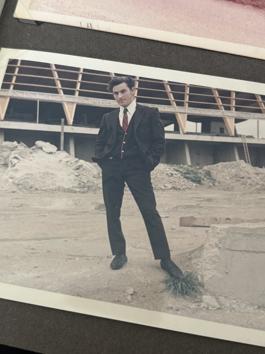 valourde's tweet photo. Le flow des photos de mon grand père quand il venait d’arriver en France https://t.co/kxBdaDNteZ
