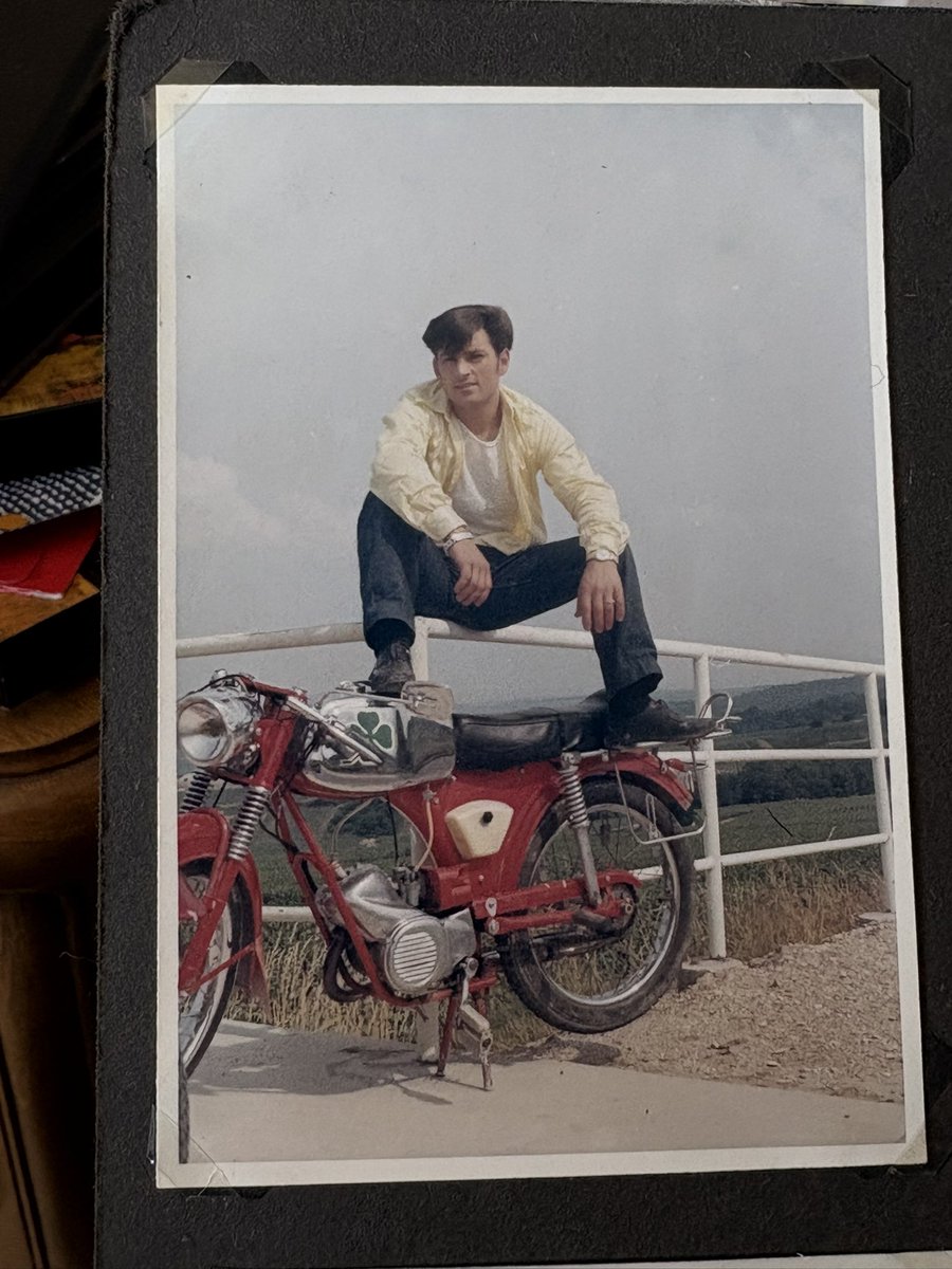 valourde's tweet photo. Le flow des photos de mon grand père quand il venait d’arriver en France https://t.co/kxBdaDNteZ
