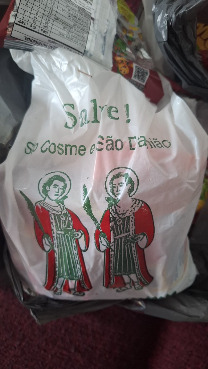 Letiverse's tweet photo. Passei toda a minha infância e adolescência correndo pra lá e pra cá atrás de doce, enchendo bacias e sendo feliz. Agora chegou a minha vez de retribuir. ❤️🍬

Salve São Cosme, São Damião e Doum!
Salve os Erês!
Salve as crianças! 🍭✨ https://t.co/wNYuveW0P5
