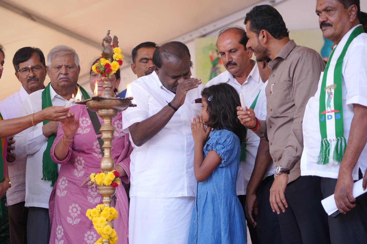 hd_kumaraswamy's tweet photo. 📍ಬೆಂಗಳೂರು

ನೈಸ್ ಇಂಟಿಗ್ರೇಟೆಡ್ ರಸ್ತೆಯ ಬಾಧಿತ ಗ್ರಾಮಗಳ ಜನರಿಂದ ಅಹವಾಲು ಸ್ವೀಕರಿಸಿದ ಸಂದರ್ಭ.

ಮಾದಾವರ, ಶ್ರೀಕಂಠಪುರ, ಅಂಚೆಪಾಳ್ಯ, ತೋಟದಗುಡ್ಡದಹಳ್ಳಿ, ತಮ್ಮೇನಹಳ್ಳಿ ಗ್ರಾಮಗಳ ನೂರಾರು ಜನರು ನೈಸ್ ಯೋಜನೆ ವಿರುದ್ಧ ದೂರುಗಳನ್ನು ಸಲ್ಲಿಸಿದರು.

ಈ ಎಲ್ಲಾ ಗ್ರಾಮಗಳ ರೈತ ಬಂಧುಗಳು ತಲೆತಲಾಂತರಗಳಿಂದ ನಂಬಿಕೊಂಡು ಬಂದಿದ್ದ ಭೂಮಿ ಲಪಟಾಯಿಸಲು ಈ ಸರಕಾರವು ನೈಸ್ ಕಂಪನಿ ಜತೆ ಸೇರಿ ಸಂಚು ರೂಪಿಸಿದೆ. ಈ ಜನರ ಜತೆ ನಾನಿದ್ದೇನೆ. ಒಂದು ಇಂಚು ಭೂಮಿಯನ್ನು ಕಿತ್ತುಕೊಳ್ಳಲು ಬಿಡುವ ಪ್ರಶ್ನೆಯೇ ಇಲ್ಲ ಎಂದು ಸಾರ್ವಜನಿಕರಿಗೆ ಸ್ಪಷ್ಟ ಭರವಸೆ ನೀಡಿದ್ದೇನೆ.

ಈ ಕಾರ್ಯಕ್ರಮದಲ್ಲಿ ನನ್ನೊಂದಿಗೆ ವಿಧಾನ ಪರಿಷತ್ ಸದಸ್ಯ ಟಿ.ಎನ್. ಜವರಾಯಗೌಡ ಅವರು, ಮಾಜಿ ಎಂಎಲ್‌ಸಿ ಶ್ರೀ ಈ. ಕೃಷ್ಣಪ್ಪ ಅವರು, ಗ್ರೇಟರ್ ಬೆಂಗಳೂರು @JanataDal_S ಅಧ್ಯಕ್ಷರಾದ ಶ್ರೀ ಹೆಚ್.ಎಂ. ರಮೇಶ್ ಗೌಡ ಅವರು ಸೇರಿದಂತೆ ಅನೇಕ ಮುಖಂಡರು, ನೊಂದ ರೈತರು ಪಾಲ್ಗೊಂಡಿದ್ದರು. 

#NiceLootsKarnataka