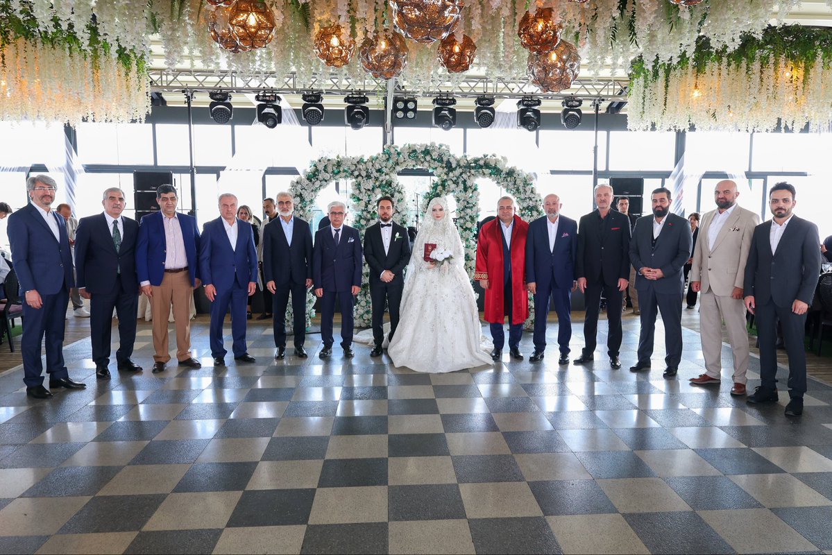 OzarslanMesut's tweet photo. Elif Nur kardeşimiz ile Furkan kardeşimizin nikâh akdini gerçekleştirdik.

Köprülü ve Civelekoğlu ailelerini tebrik ediyor, çiftimize bir ömür boyu huzur ve mutluluk diliyorum. Hayırlı olsun. https://t.co/obGEDJWAl2