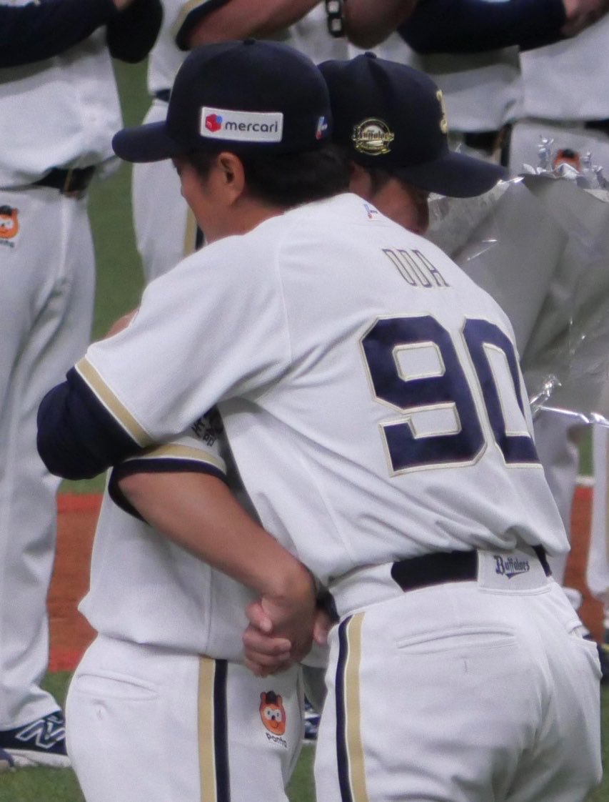 bs63370's tweet photo. さっきも載せたけど
今気づいた手繋いだまま
ハグしてる俺の友だち尊い😭😭
#西野真弘 #小田裕也 コーチ
#Bs2026 https://t.co/qamaJNSvK4