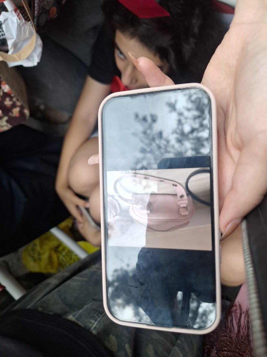 irosleyy's tweet photo. arkadaslar altta ki canta, siyah hirka arkasinda hundai yaziyor, lacivert hirka kayip olanlar lutfen bakin ustumuze dogru yuruduklerinde arkada kaldi yuksek ihtimal https://t.co/4Uf1XJVcF7