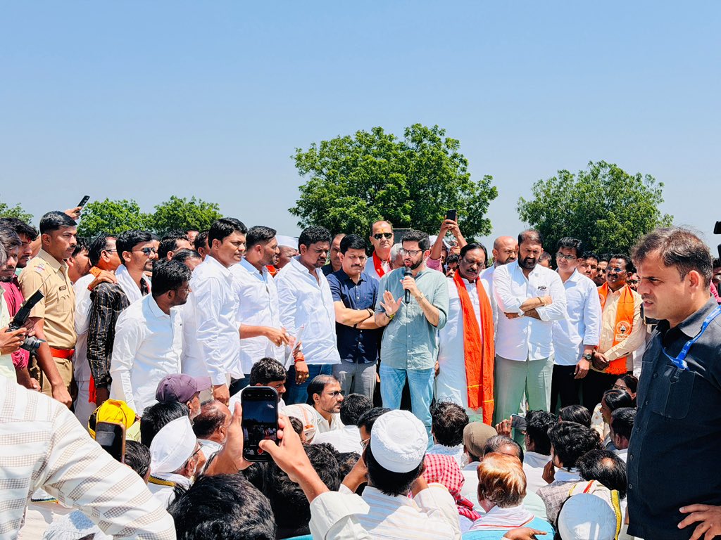 PatilKailasB's tweet photo. बळीराजाला आश्वासनांची नाही, आधाराची गरज आहे; घोषणांची नाही, प्रत्यक्ष मदतीची गरज आहे.. 

शिवसेना नेते, युवासेना प्रमुख, आमदार मा. श्री. आदित्यजी ठाकरे यांनी जालना जिल्ह्यातील परतूर तालुक्यातील वरफळ येथे सोयाबीन पिकाच्या नुकसानीची पाहणी करून नुकसानग्रस्त शेतकऱ्यांशी संवाद साधला आणि त्यांच्या व्यथा जाणून घेतल्या..

निसर्गाच्या संकटाने शेतकऱ्यांच्या हातातोंडाशी आलेले पीक उद्ध्वस्त झाले आहे. वर्षभराची मेहनत, बियाणे-खते-औषधांचा खर्च आणि लाखो रुपयांची गुंतवणूक डोळ्यांसमोर मातीमोल झाली आहे. शेतकरी आज मदतीच्या प्रतीक्षेत आहे, त्याला केवळ दुष्काळ जाहीर केल्याच्या घोषणा नकोत, तर प्रत्यक्ष आर्थिक मदत त्याच्या खात्यात जमा झाली पाहिजे..

शेतकऱ्यांच्या नुकसानीकडे दुर्लक्ष करून घोषणा, पंचनामे आणि कागदी आदेशांच्या फेऱ्यात सरकारने वेळ घालवू नये. बळीराजाला तातडीने ठोस मदत मिळवून देण्यासाठी आम्ही तुमच्या पाठीशी खंबीरपणे उभे आहोत..

शेतकऱ्यांच्या हक्काच्या मदतीबाबत सरकारकडे सातत्याने पाठपुरावा केला जाईल. शेतकऱ्यांच्या जखमेवर फसव्या घोषणांचा मुलामा लावण्याचा प्रयत्न झाला, तर शिवसेना स्वस्थ बसणार नाही. गरज पडल्यास शेतकऱ्यांच्या हक्कासाठी रस्त्यावर उतरून तीव्र आंदोलन छेडले जाईल, असा इशारा त्यांनी दिला..

#दुष्काळ #शेतकरी #Farmer #Soybean #FarmerRelief #AdityaThackeray #शिवसेना