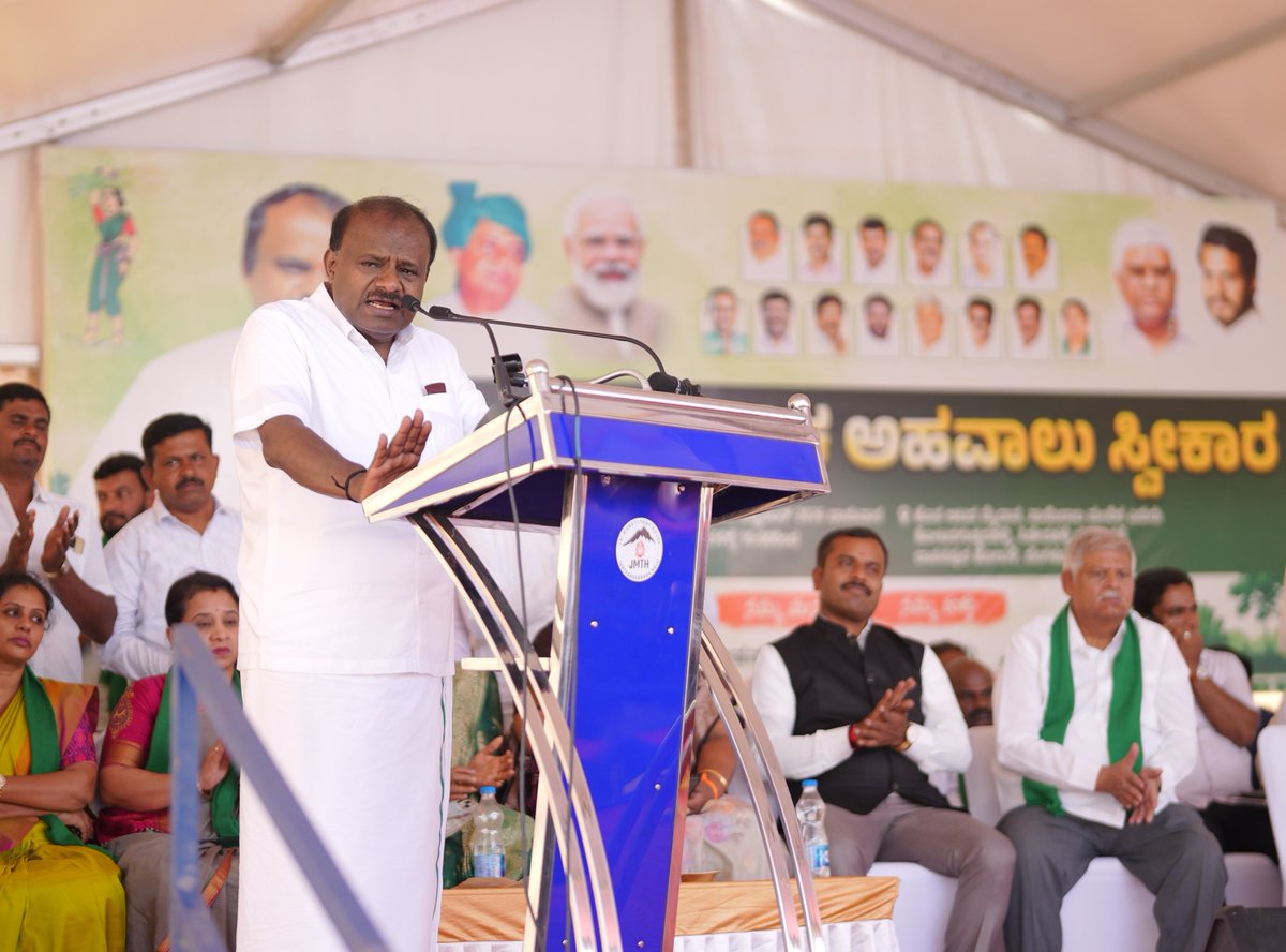 hd_kumaraswamy's tweet photo. 📍ಬೆಂಗಳೂರು

ನೈಸ್ ಇಂಟಿಗ್ರೇಟೆಡ್ ರಸ್ತೆಯ ಬಾಧಿತ ಗ್ರಾಮಗಳ ಜನರಿಂದ ಅಹವಾಲು ಸ್ವೀಕರಿಸಿದ ಸಂದರ್ಭ.

ಮಾದಾವರ, ಶ್ರೀಕಂಠಪುರ, ಅಂಚೆಪಾಳ್ಯ, ತೋಟದಗುಡ್ಡದಹಳ್ಳಿ, ತಮ್ಮೇನಹಳ್ಳಿ ಗ್ರಾಮಗಳ ನೂರಾರು ಜನರು ನೈಸ್ ಯೋಜನೆ ವಿರುದ್ಧ ದೂರುಗಳನ್ನು ಸಲ್ಲಿಸಿದರು.

ಈ ಎಲ್ಲಾ ಗ್ರಾಮಗಳ ರೈತ ಬಂಧುಗಳು ತಲೆತಲಾಂತರಗಳಿಂದ ನಂಬಿಕೊಂಡು ಬಂದಿದ್ದ ಭೂಮಿ ಲಪಟಾಯಿಸಲು ಈ ಸರಕಾರವು ನೈಸ್ ಕಂಪನಿ ಜತೆ ಸೇರಿ ಸಂಚು ರೂಪಿಸಿದೆ. ಈ ಜನರ ಜತೆ ನಾನಿದ್ದೇನೆ. ಒಂದು ಇಂಚು ಭೂಮಿಯನ್ನು ಕಿತ್ತುಕೊಳ್ಳಲು ಬಿಡುವ ಪ್ರಶ್ನೆಯೇ ಇಲ್ಲ ಎಂದು ಸಾರ್ವಜನಿಕರಿಗೆ ಸ್ಪಷ್ಟ ಭರವಸೆ ನೀಡಿದ್ದೇನೆ.

ಈ ಕಾರ್ಯಕ್ರಮದಲ್ಲಿ ನನ್ನೊಂದಿಗೆ ವಿಧಾನ ಪರಿಷತ್ ಸದಸ್ಯ ಟಿ.ಎನ್. ಜವರಾಯಗೌಡ ಅವರು, ಮಾಜಿ ಎಂಎಲ್‌ಸಿ ಶ್ರೀ ಈ. ಕೃಷ್ಣಪ್ಪ ಅವರು, ಗ್ರೇಟರ್ ಬೆಂಗಳೂರು @JanataDal_S ಅಧ್ಯಕ್ಷರಾದ ಶ್ರೀ ಹೆಚ್.ಎಂ. ರಮೇಶ್ ಗೌಡ ಅವರು ಸೇರಿದಂತೆ ಅನೇಕ ಮುಖಂಡರು, ನೊಂದ ರೈತರು ಪಾಲ್ಗೊಂಡಿದ್ದರು. 

#NiceLootsKarnataka