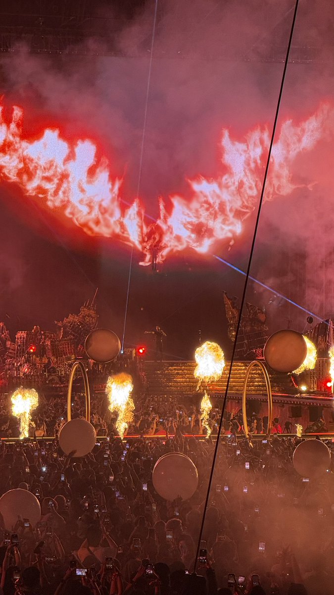 cunhatesfaye's tweet photo. ARGUABLY THE BEST CONCERT IN INDONESIA EVERRRRR

SEE YOU REALLY SOONNN @theweeknd https://t.co/EQlrDqqcX5