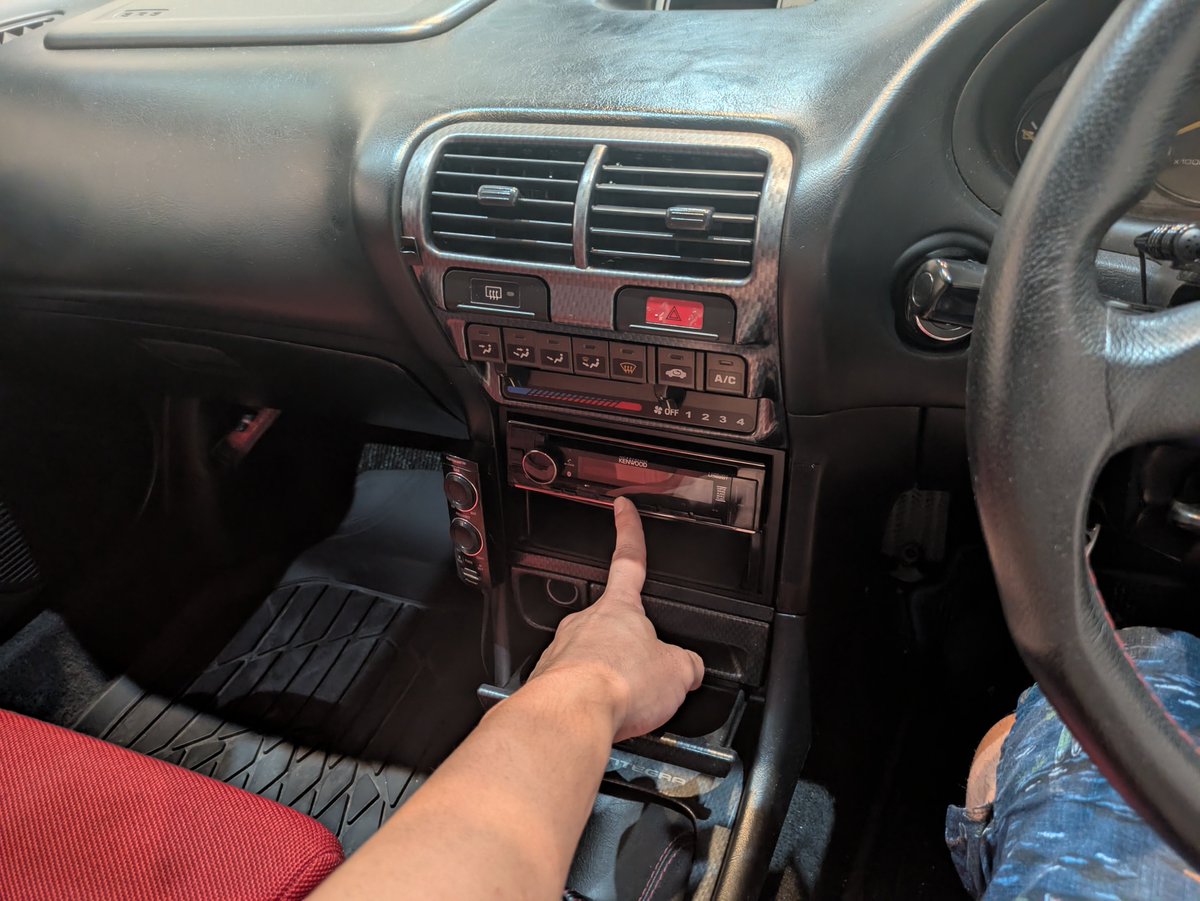 m14ebr21's tweet photo. 久しぶりのインテグラのカスタム
スマホにBluetooth接続するリモコンをインテに取り付けた
1DINオーディオのボタンが小さくて走行中の曲変えが困難で、子供が乗ると「◯◯の曲が聴きたい！」とかリクエストされた時に困るのよ…
これでボタンが大きくなり、直感的に操作出来るようになった https://t.co/kDij8Tt31E