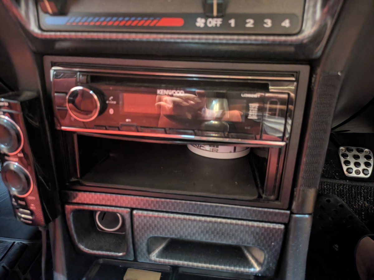 m14ebr21's tweet photo. 久しぶりのインテグラのカスタム
スマホにBluetooth接続するリモコンをインテに取り付けた
1DINオーディオのボタンが小さくて走行中の曲変えが困難で、子供が乗ると「◯◯の曲が聴きたい！」とかリクエストされた時に困るのよ…
これでボタンが大きくなり、直感的に操作出来るようになった https://t.co/kDij8Tt31E