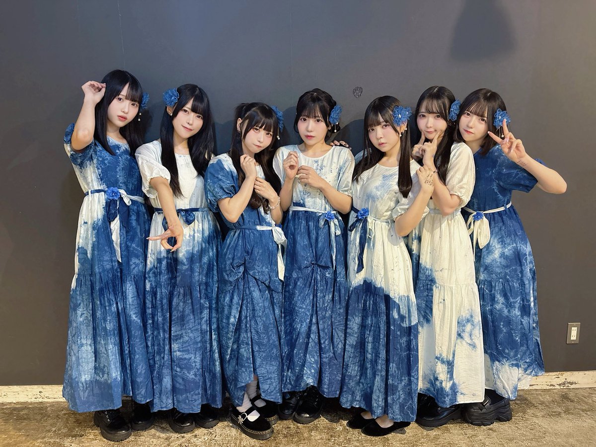 MRCR_info's tweet photo. 🎠 お礼 🎠

『マリークラウン特典会』
ご来場いただきありがとうございました⸜🙌🏻⸝‍

夏が終わる前に
君に藍されたかったMVで使用した藍染衣装を着用しました👗⟡.·

両部合わせて250名を超える皆さまにお越しいただき、大盛況の1日となりました.ᐟ.ᐟ

楽曲の世界観を纏ったメンバーと、いつもとは少し違う時間を過ごしていただけましたか💭⋆꙳︎︎

改めて、ご来場いただいた皆さま本当にありがとうございました👑⟡.·

#マリクラ #マリークラウン