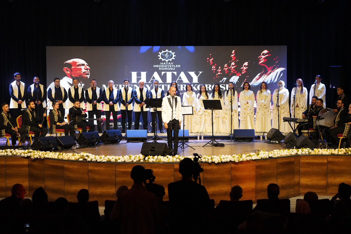 abkiymaz's tweet photo. 📍Van 🇹🇷

Van ziyaretimizin finalinde, “Türkiye Yüzyılı’nda Kardeşlik Konserleri” kapsamında Hatay Medeniyetler Koromuzun konserinde kıymetli vatandaşlarımızla bir araya geldik.

Türkçe, Kürtçe, Arapça ve Lazca eserlerin seslendirildiği gecede, farklılıklarımızın ötesinde ortak sevincimizi, hüznümüzü ve kardeşliğimizi aynı sahnede yaşadık.

Terörsüz Türkiye; kardeşliğin, birlik ve beraberliğin daha da güçlendiği bir Türkiye idealidir.

Kültür ve sanatın birleştirici gücüyle bu güçlü mesajı Türkiye’nin dört bir yanına taşımaya devam edeceğiz. 🇹🇷

#TürkiyeYüzyılıBuluşmaları