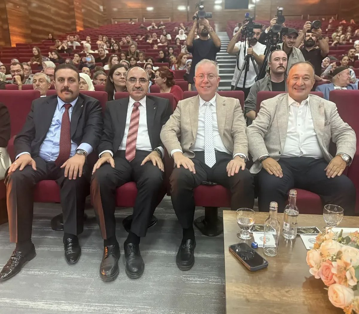 abkiymaz's tweet photo. 📍Van 🇹🇷

Van ziyaretimizin finalinde, “Türkiye Yüzyılı’nda Kardeşlik Konserleri” kapsamında Hatay Medeniyetler Koromuzun konserinde kıymetli vatandaşlarımızla bir araya geldik.

Türkçe, Kürtçe, Arapça ve Lazca eserlerin seslendirildiği gecede, farklılıklarımızın ötesinde ortak sevincimizi, hüznümüzü ve kardeşliğimizi aynı sahnede yaşadık.

Terörsüz Türkiye; kardeşliğin, birlik ve beraberliğin daha da güçlendiği bir Türkiye idealidir.

Kültür ve sanatın birleştirici gücüyle bu güçlü mesajı Türkiye’nin dört bir yanına taşımaya devam edeceğiz. 🇹🇷

#TürkiyeYüzyılıBuluşmaları