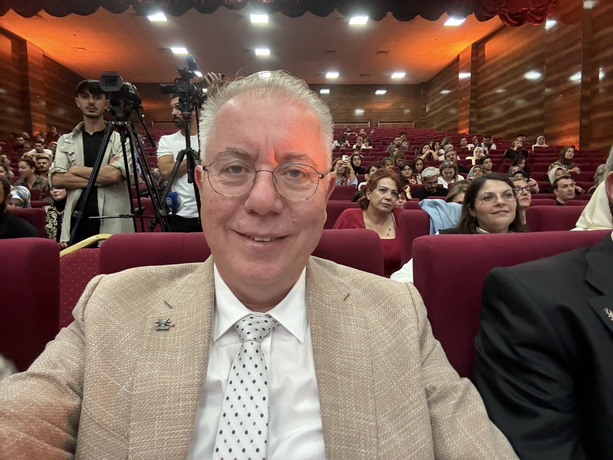 abkiymaz's tweet photo. 📍Van 🇹🇷

Van ziyaretimizin finalinde, “Türkiye Yüzyılı’nda Kardeşlik Konserleri” kapsamında Hatay Medeniyetler Koromuzun konserinde kıymetli vatandaşlarımızla bir araya geldik.

Türkçe, Kürtçe, Arapça ve Lazca eserlerin seslendirildiği gecede, farklılıklarımızın ötesinde ortak sevincimizi, hüznümüzü ve kardeşliğimizi aynı sahnede yaşadık.

Terörsüz Türkiye; kardeşliğin, birlik ve beraberliğin daha da güçlendiği bir Türkiye idealidir.

Kültür ve sanatın birleştirici gücüyle bu güçlü mesajı Türkiye’nin dört bir yanına taşımaya devam edeceğiz. 🇹🇷

#TürkiyeYüzyılıBuluşmaları