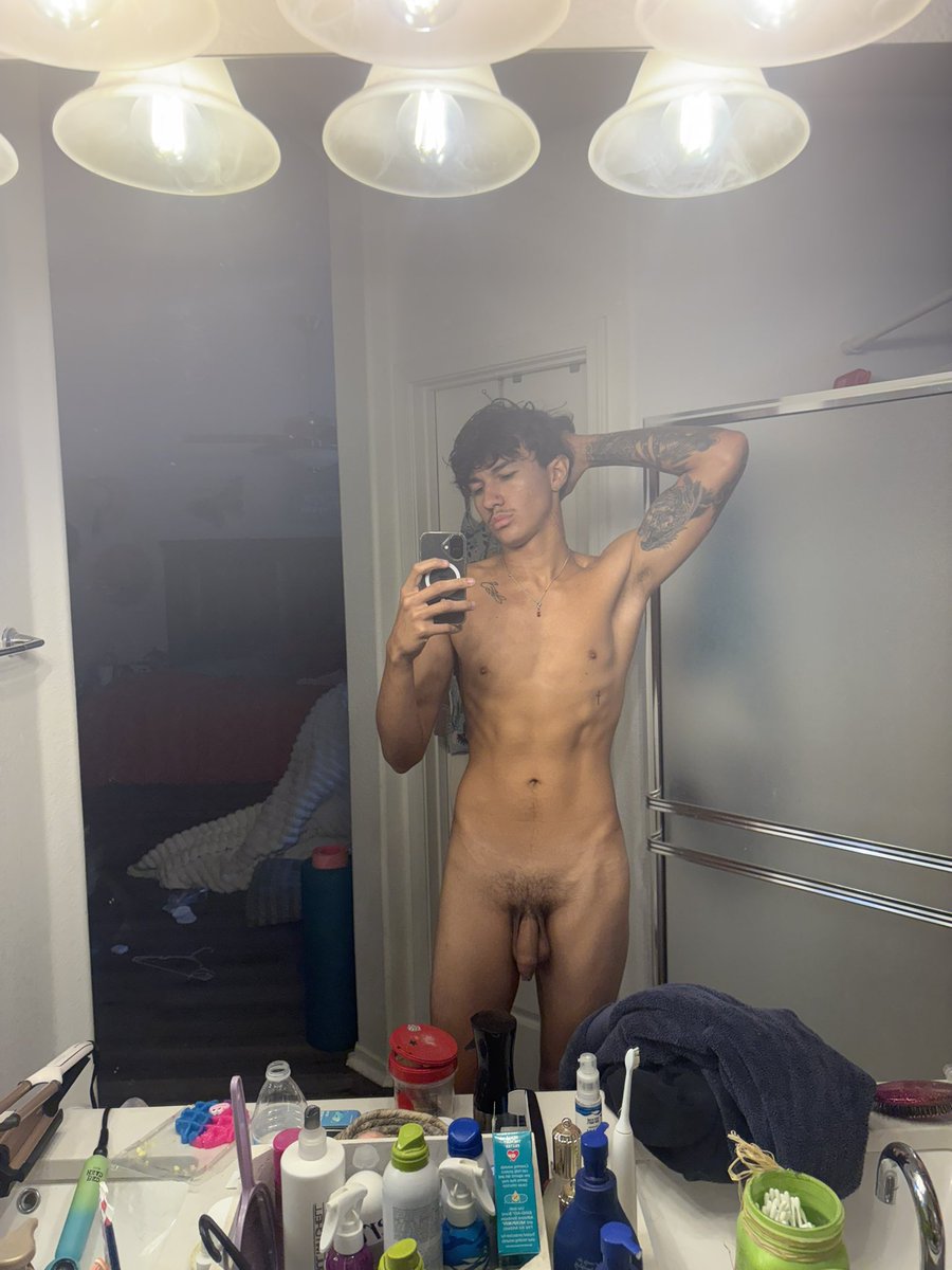 yktyxx's tweet photo. Guys go follow the uv and only fans I post all types of content on there go check for ur self 😩 https://t.co/ikK8V328Jf