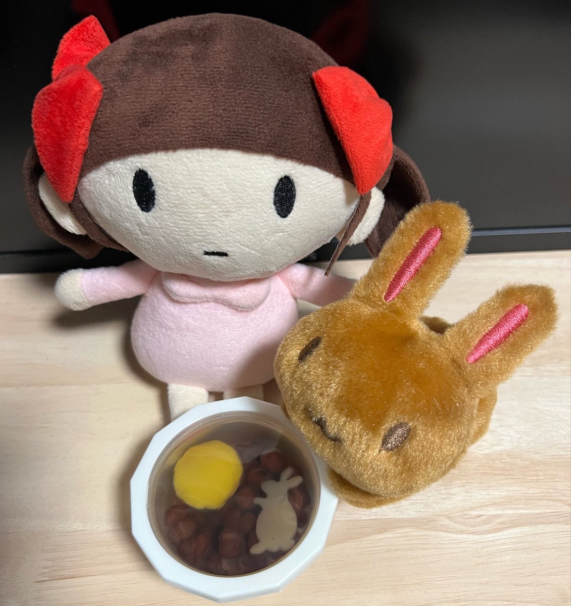 c_liser_yukarin's tweet photo. ゆかりの日に最中。今月は宮城名物というバター最中。それと、月とうさぎの水菓子見つけたのでそれも https://t.co/6krCumHQo5
