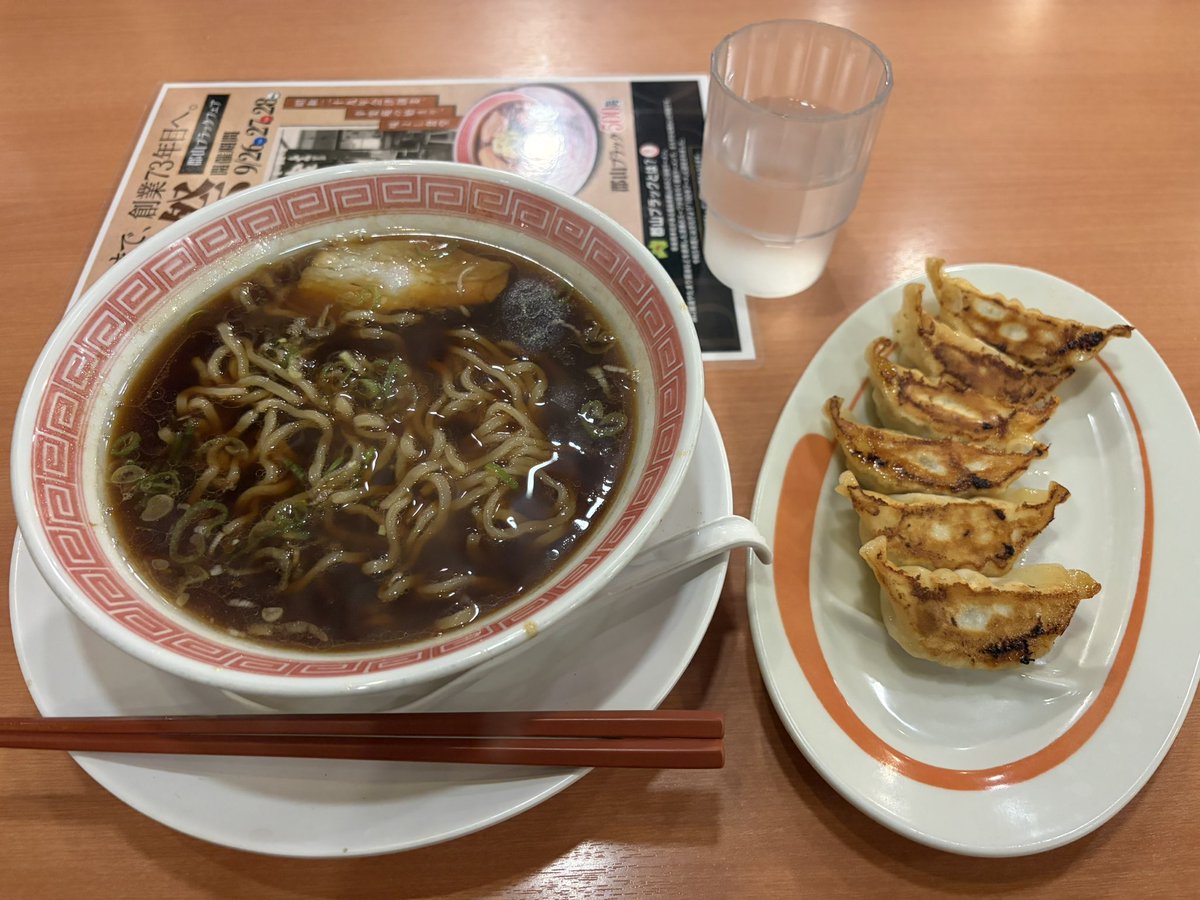 chocolatering's tweet photo. 久しぶりにこの時間にラーメン食べたくなって山岡家来たら満席かつ店内で列作ってるから退散した

この時間でも満席って山岡家すげえな

なので幸楽苑の郡山ブラック餃子セットにした https://t.co/WpUYSLUlj2