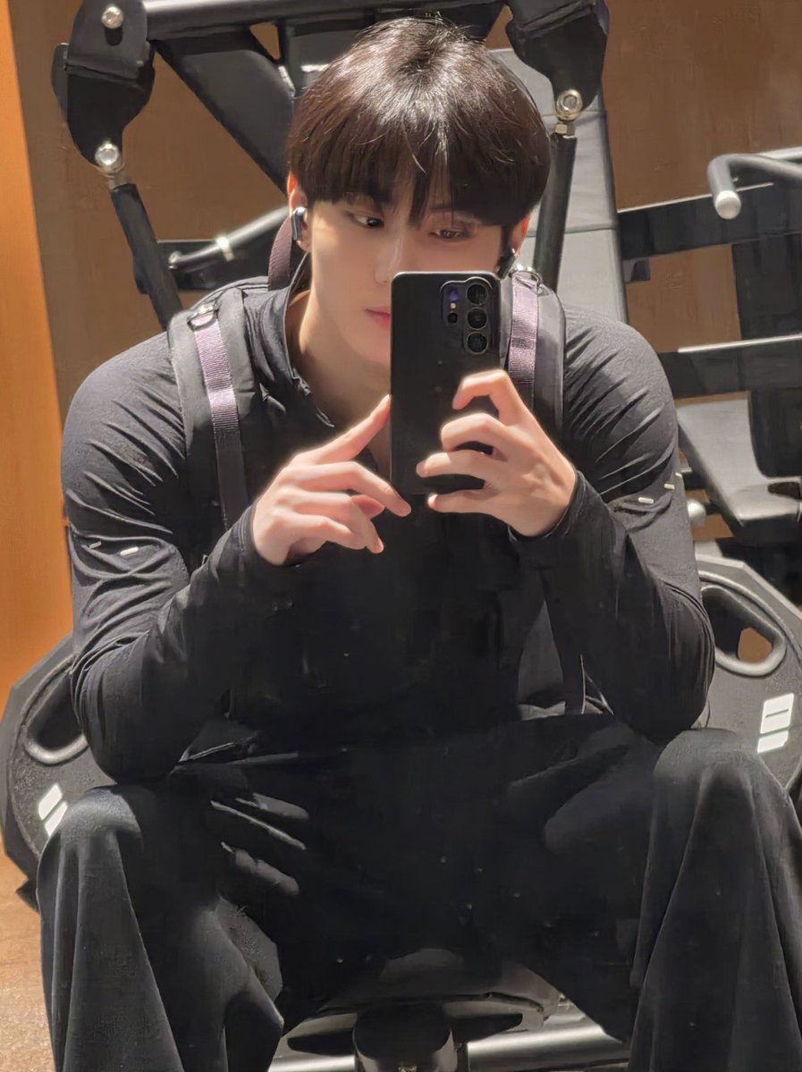 heewonchu's tweet photo. jungwon posts that made me want to throw my phone out the window https://t.co/ygSMOEuCQ6