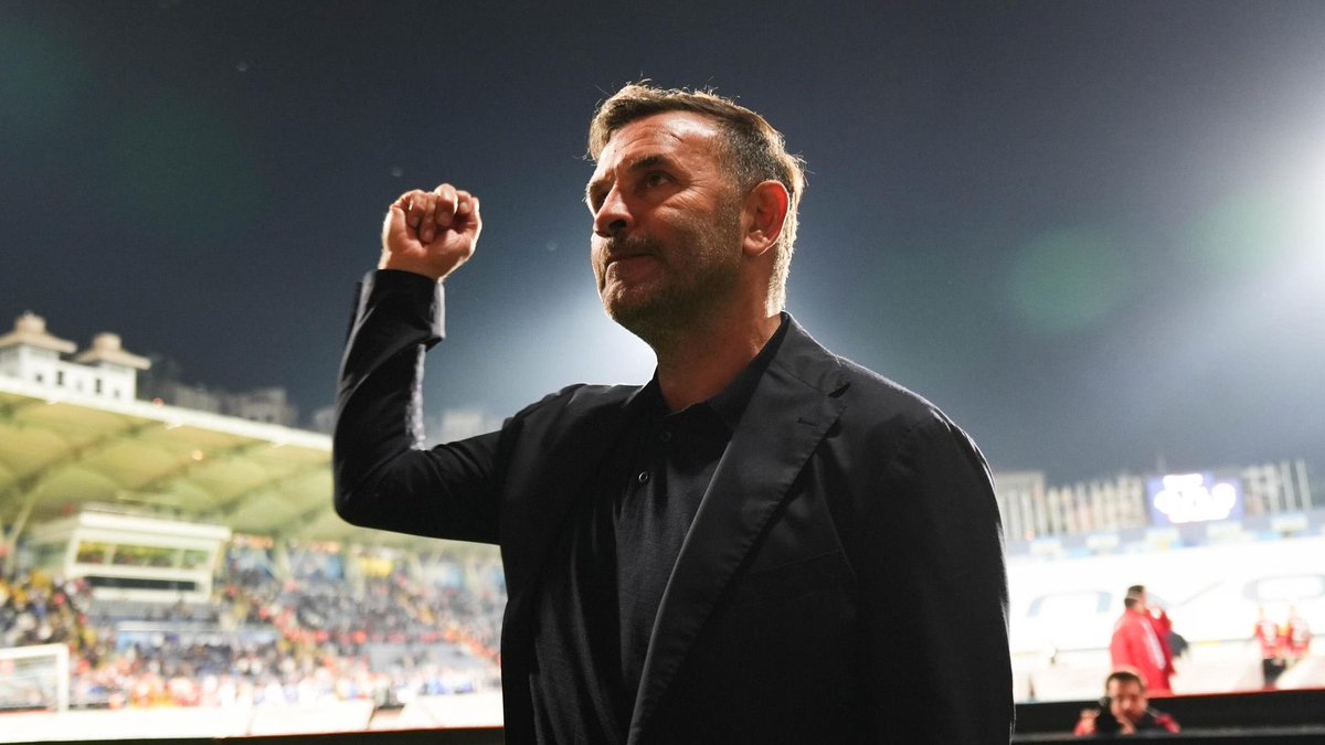 KDimontenegro's tweet photo. Tff’si Mhk’si koca koca holding sahipleri, Mou’su Jesus’u topu tüfeği bir araya gelip 1.69’luk bir adamın Florya’da Kemerburgaz’da kendi elleriyle kurduğu takımdaşlık ve aidiyet ortamını yenemiyor… En büyük müsün bilmiyorum ama çok büyüksün Okan Buruk… https://t.co/83llT4U54N
