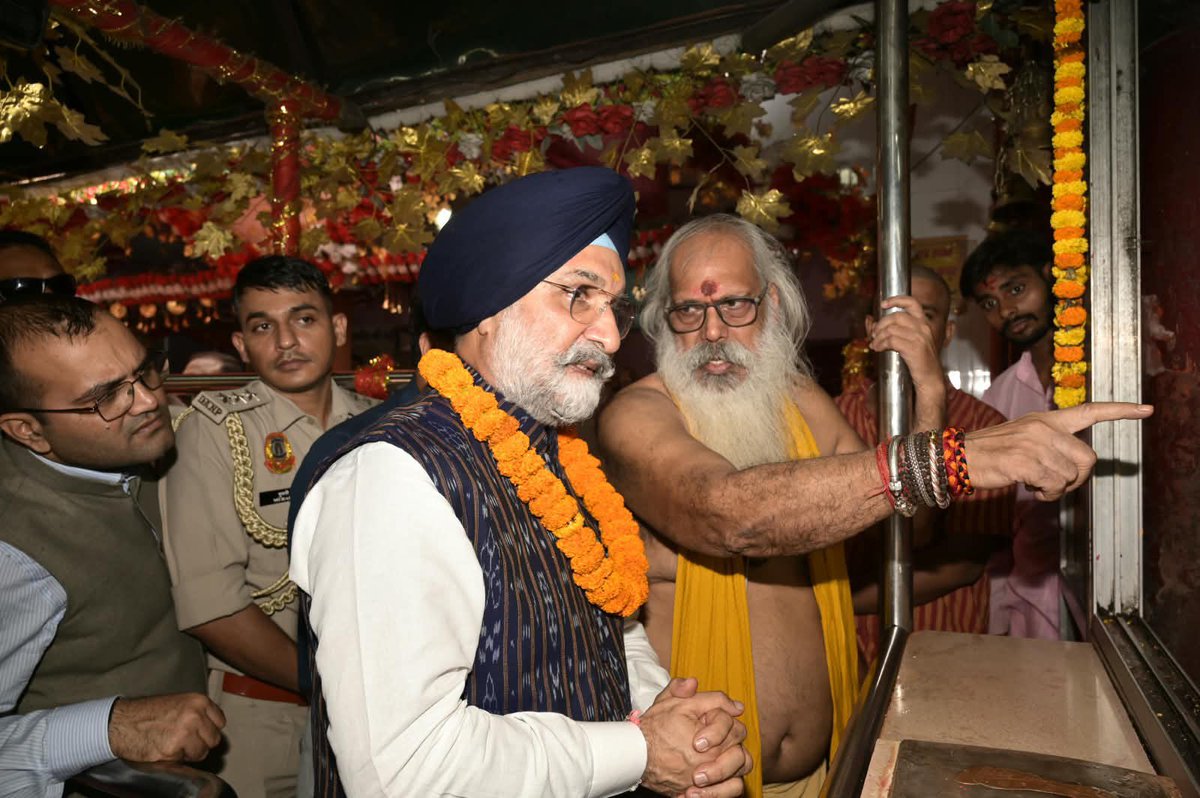 LokNiwasDelhi's tweet photo. दिल्ली के माननीय उपराज्यपाल ��रदार तरनजीत सिंह संधू ने आज बिहार की ऐतिहासिक और पवित्र धरती पर, माता बड़ी पटन देवी मंदिर में दर्शन और पूजा-अर्चना कर सभी नागरिकों की सुख-शांति और सम��द्धि के लिए प्रार्थना की। 
उन्होंने कहा कि 51 शक्तिपीठों में प्रतिष्ठित यह पवित्र स्थल पटना की समृद्ध आध्यात्मिक विरासत और सांस्कृतिक परंपरा का प्रतीक है। माँ भगवती सभी को उत्तम स्वास्थ्य, शक्ति और सुख-समृद्धि प्रदान करें।
जय माता पटन देवी!