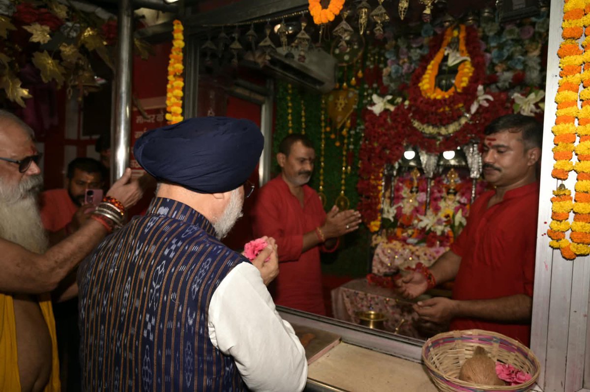 LokNiwasDelhi's tweet photo. दिल्ली के माननीय उपराज्यपाल ��रदार तरनजीत सिंह संधू ने आज बिहार की ऐतिहासिक और पवित्र धरती पर, माता बड़ी पटन देवी मंदिर में दर्शन और पूजा-अर्चना कर सभी नागरिकों की सुख-शांति और सम��द्धि के लिए प्रार्थना की। 
उन्होंने कहा कि 51 शक्तिपीठों में प्रतिष्ठित यह पवित्र स्थल पटना की समृद्ध आध्यात्मिक विरासत और सांस्कृतिक परंपरा का प्रतीक है। माँ भगवती सभी को उत्तम स्वास्थ्य, शक्ति और सुख-समृद्धि प्रदान करें।
जय माता पटन देवी!