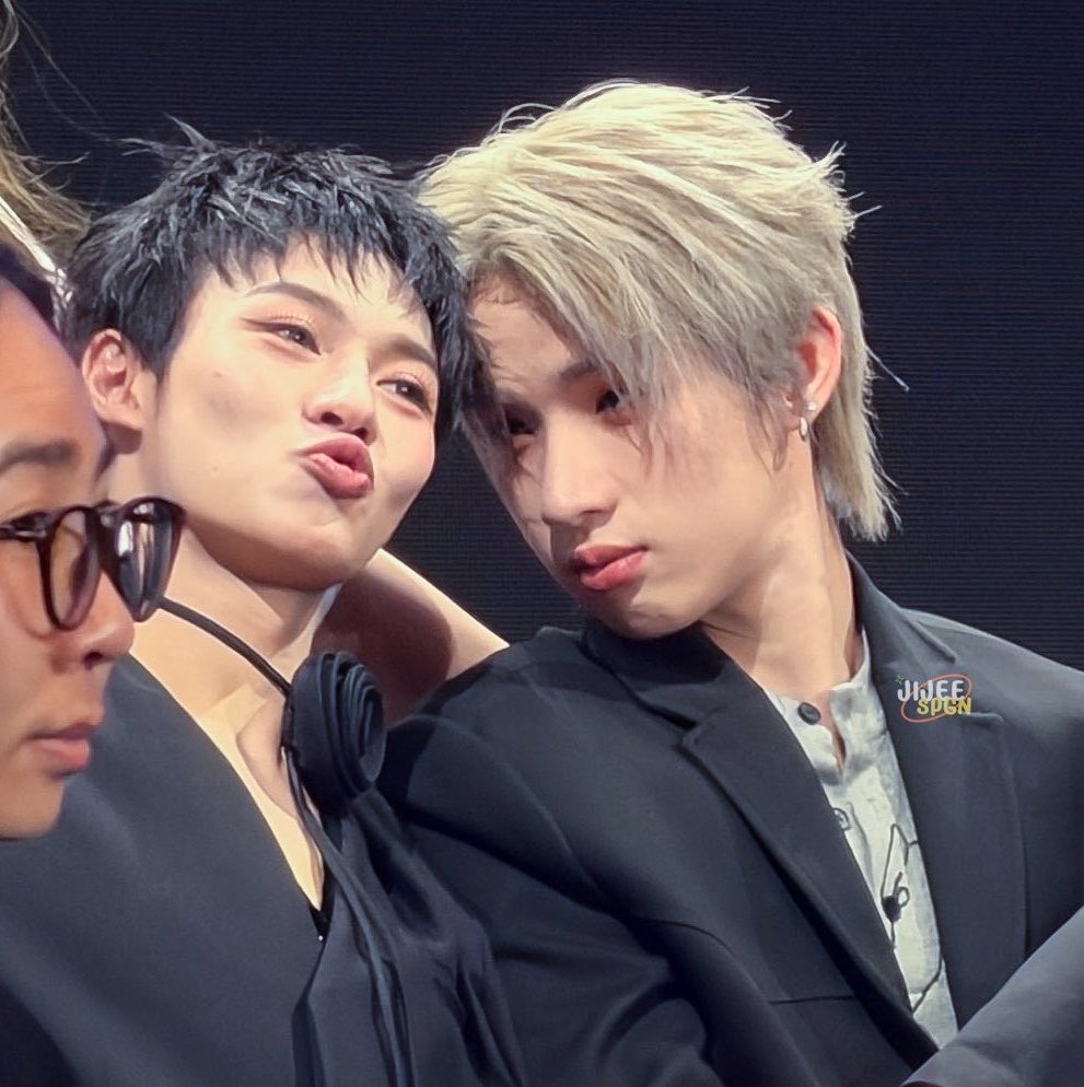 saesummerj's tweet photo. ก้ว่าเหมือนมีมอะไร 555555555555555 ฮงมันสงสัยอะไรบนหน้าน้อง ? จ้องสะใกล้ 🤣🤣 

#hongshihoshi  #lego_rapeepong https://t.co/krDtl72Bx2
