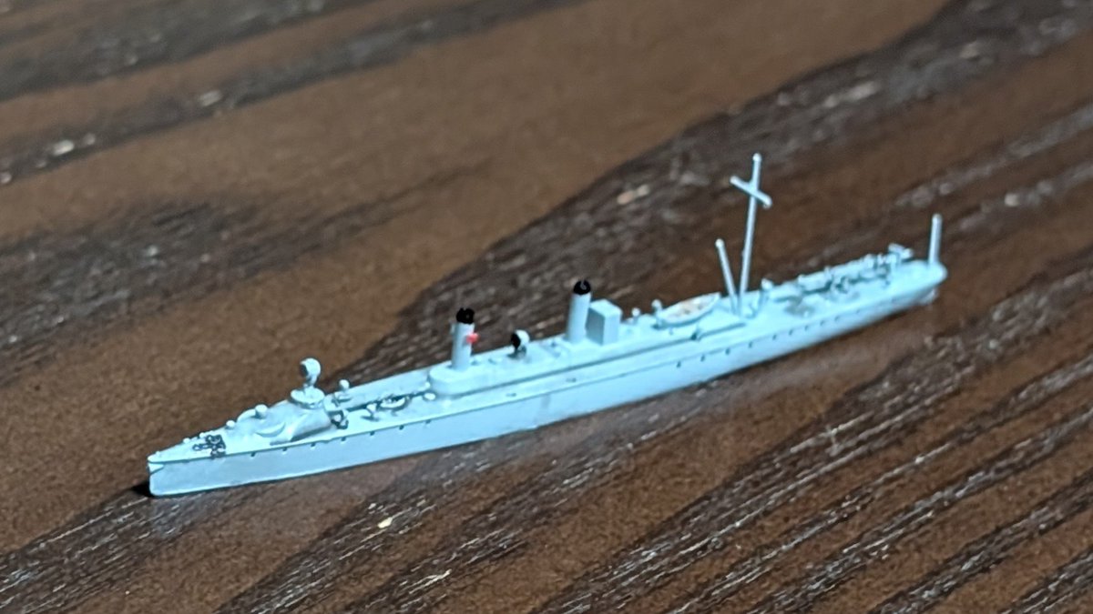 manco_cpac's tweet photo. Combrig 1/700 第39号水雷艇完成（レジン）
明治29年辺りの水雷艇駆逐艦です。セヴァストーポリにダメージを与え大活躍しましたが、大正に入ると除籍されてしまいました。
模型としては小指ほどの小ささと、艦首に向け剣状になっていくシャープな船体が見所浩二です。
#艦船模型
#プラモデル https://t.co/o74uj7vDEL