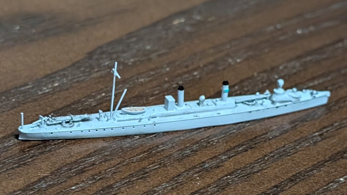 manco_cpac's tweet photo. Combrig 1/700 第39号水雷艇完成（レジン）
明治29年辺りの水雷艇駆逐艦です。セヴァストーポリにダメージを与え大活躍しましたが、大正に入ると除籍されてしまいました。
模型としては小指ほどの小ささと、艦首に向け剣状になっていくシャープな船体が見所浩二です。
#艦船模型
#プラモデル https://t.co/o74uj7vDEL