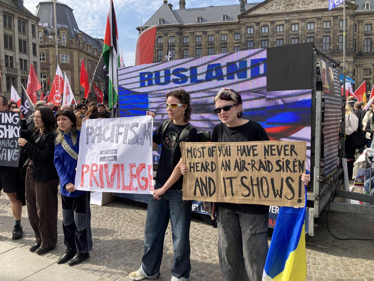hubertsmeets's tweet photo. Waar kernorganisaties @vredesbeweging_ , LSVb en @FnvJong in geen velden of wegen waren te bekennen, gingen deze jonge Oekraïners gaan dialoog aan met pro-Russische kar op Dam. https://t.co/GxiOLpQ7Iy