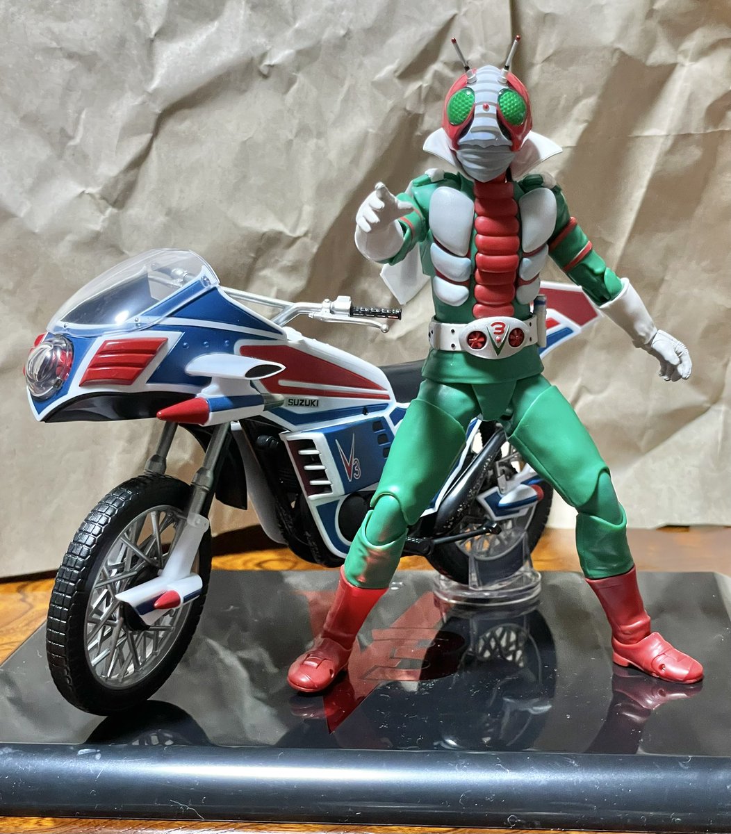 T666Buzz's tweet photo. 真骨彫仮面ライダーV3 栄光のライダーエディションが到着。大好きなV3なので外せません。全体的に濃いカラーリングになってます。風見志郎、出ないかなあ✌️

#仮面ライダーV3 
#真骨彫 
#栄光のライダーエディション https://t.co/tVru3yqGt3