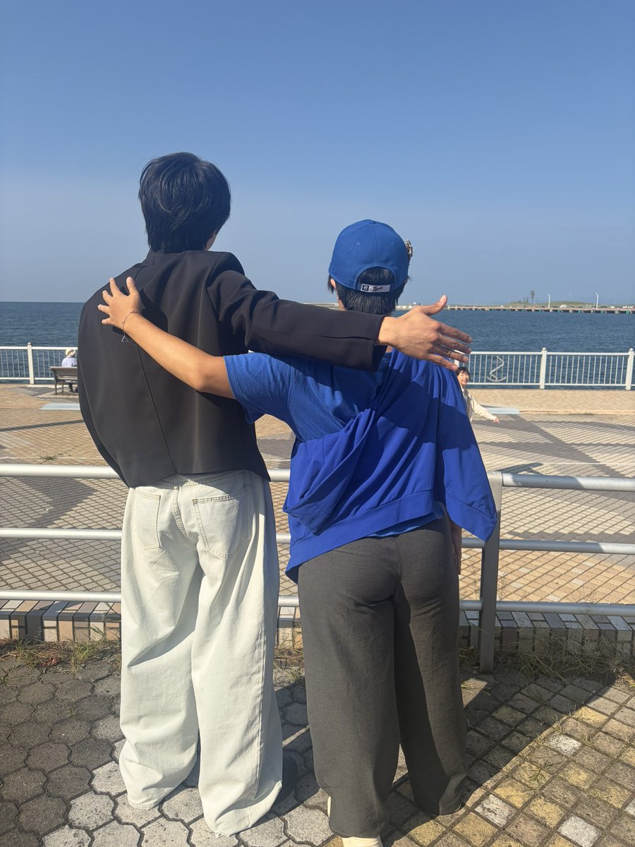 yuppon21's tweet photo. RAB祭り in 青森

さっきの続き。

ここからあやよしが『2人で撮ったら？』と1言により…お言葉に甘えて…

まさかの2shot💙(2shotいいんだ…それとあやよしごめん…😭)

⑤海がちょうど見えてたので肩を組み後ろ姿で海を一緒に眺める
⑥ドライブで帰る

ここで新婚旅行ポーズ終了。DAISUKI💙 https://t.co/b7i8oEVOBw