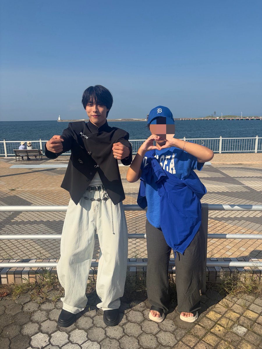 yuppon21's tweet photo. RAB祭り in 青森

さっきの続き。

ここからあやよしが『2人で撮ったら？』と1言により…お言葉に甘えて…

まさかの2shot💙(2shotいいんだ…それとあやよしごめん…😭)

⑤海がちょうど見えてたので肩を組み後ろ姿で海を一緒に眺める
⑥ドライブで帰る

ここで新婚旅行ポーズ終了。DAISUKI💙 https://t.co/b7i8oEVOBw
