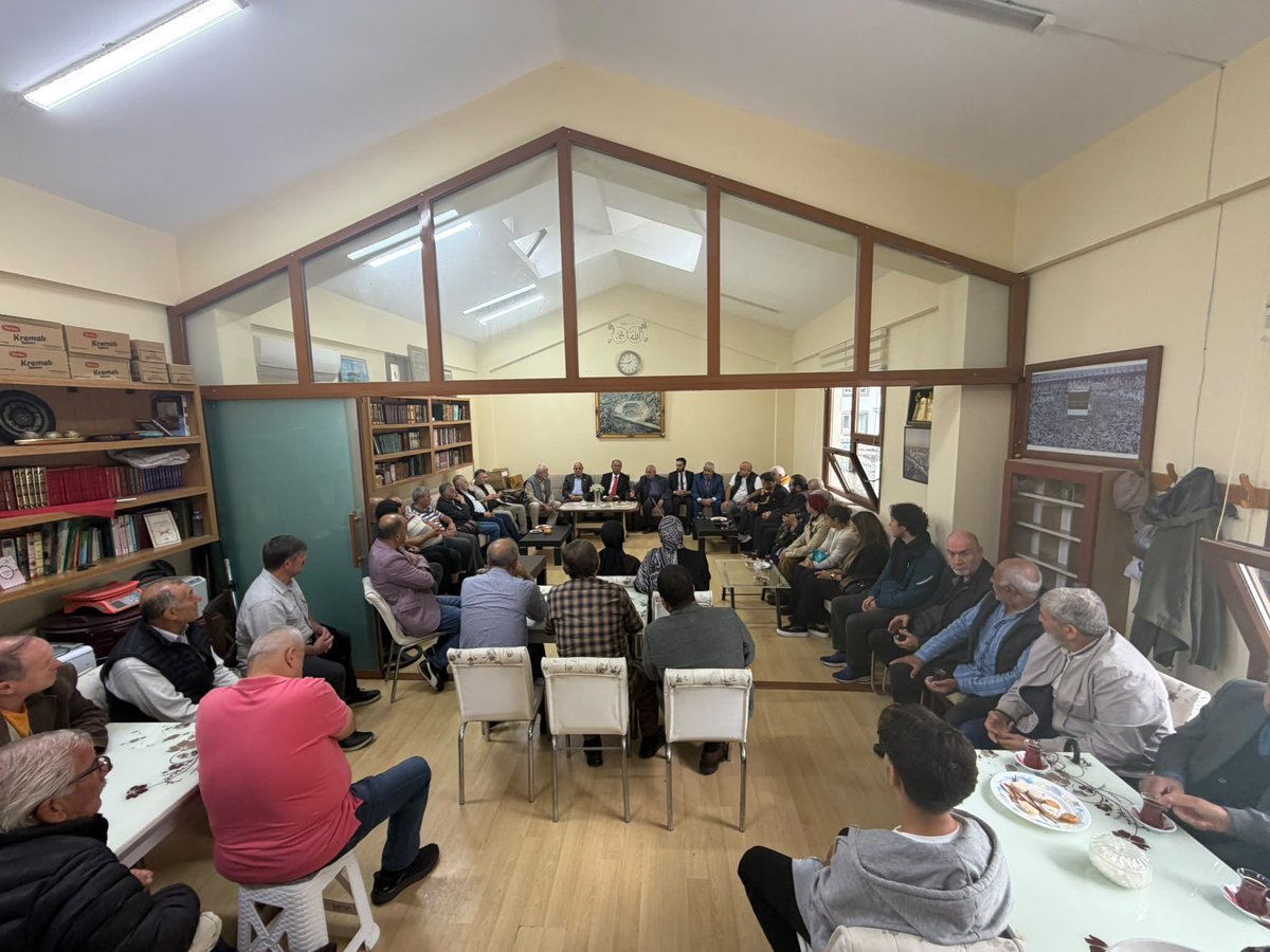 akgncbcekmece's tweet photo. Türkiye yüzyılı buluşmaları İstanbul programında Önceki dönem Osmaniye Milletvekilimiz Mücahit Durmuş, İlçe Gençlik Kolları Başkanımız Ebubekir Şahin ve yönetim kurulu üyelerimizle birlikte Sinanoba Mahallesi Akşemsettin Camii’nde öğle namazının ardından cemaatle bir araya geldik https://t.co/WhjWaoOza3