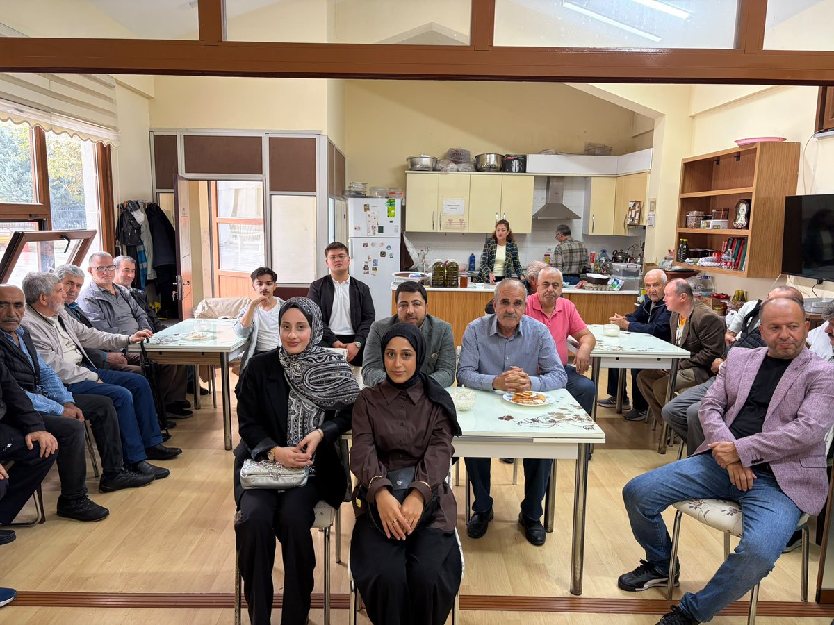 akgncbcekmece's tweet photo. Türkiye yüzyılı buluşmaları İstanbul programında Önceki dönem Osmaniye Milletvekilimiz Mücahit Durmuş, İlçe Gençlik Kolları Başkanımız Ebubekir Şahin ve yönetim kurulu üyelerimizle birlikte Sinanoba Mahallesi Akşemsettin Camii’nde öğle namazının ardından cemaatle bir araya geldik https://t.co/WhjWaoOza3
