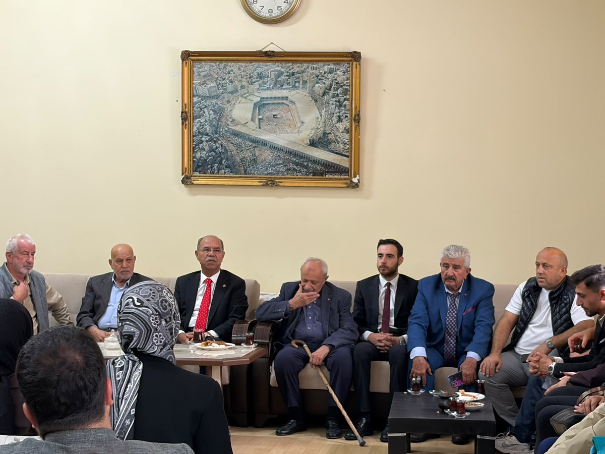 akgncbcekmece's tweet photo. Türkiye yüzyılı buluşmaları İstanbul programında Önceki dönem Osmaniye Milletvekilimiz Mücahit Durmuş, İlçe Gençlik Kolları Başkanımız Ebubekir Şahin ve yönetim kurulu üyelerimizle birlikte Sinanoba Mahallesi Akşemsettin Camii’nde öğle namazının ardından cemaatle bir araya geldik https://t.co/WhjWaoOza3