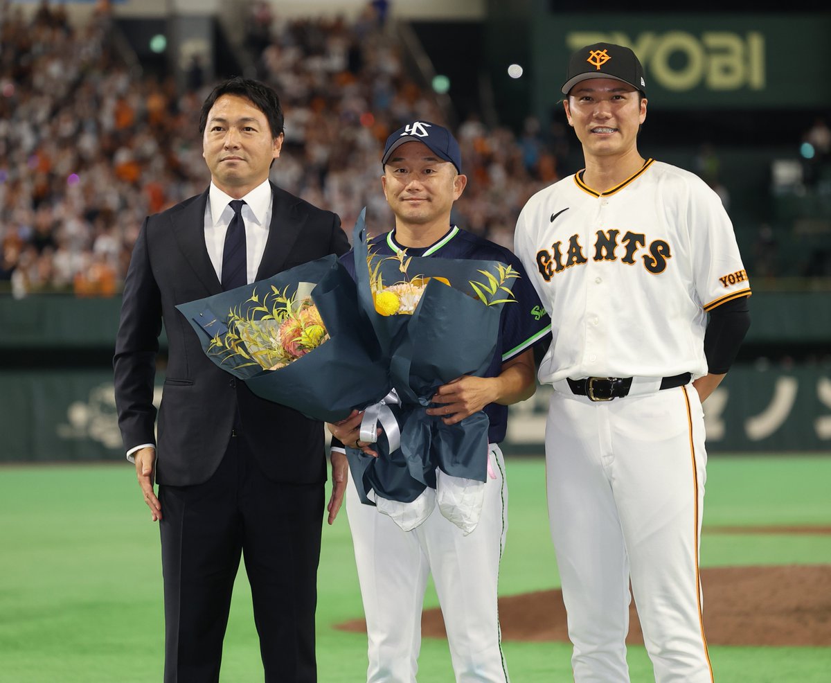 sanspo_giants's tweet photo. 【#本日のベストショット📸】　
#石川雅規 投手、長い間お疲れさまでした！
長い間しのぎを削ってきた #長野久義 さん、#坂本勇人 選手と記念撮影。坂本選手は石川投手が最も数多く対戦した打者です（撮影・萩原悠久人）

#巨人 #ジャイアンツ #giants #サンスポ https://t.co/ZLK29ggkef