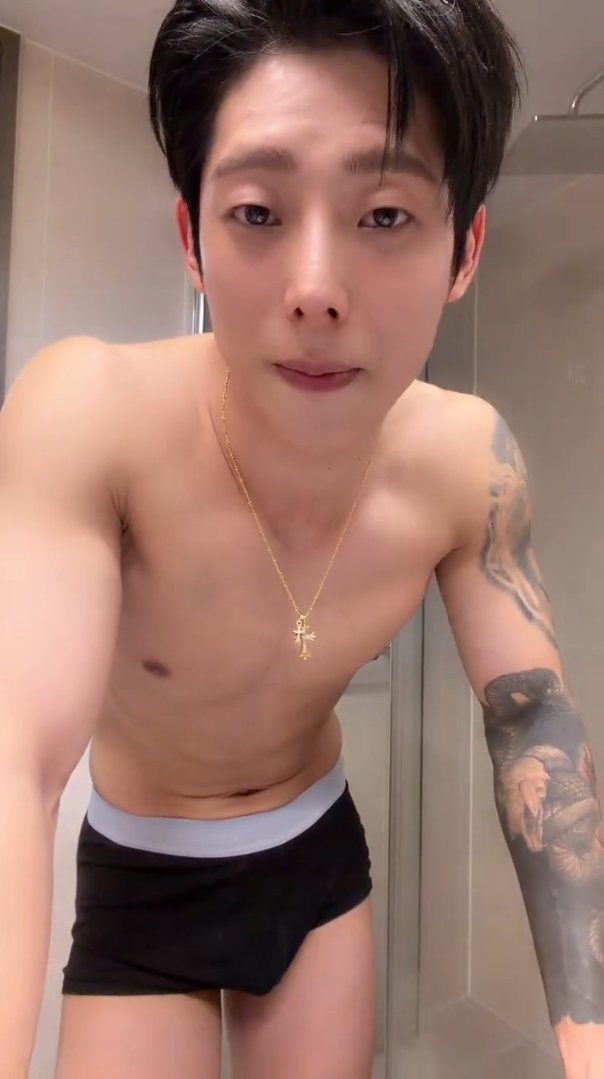 eliooaz's tweet photo. obsessed with him 😌

#asian #korean #hot https://t.co/gu18j9LGCJ