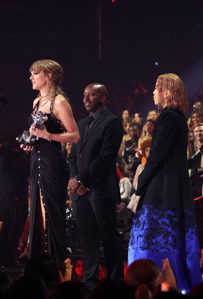 VictorJose56434's tweet photo. Taylor Swift is set to receive the inaugural Artist Director Honors at the 2026 MTV VMAs, which would give her 31 VMA awards, moving her ahead of Beyoncé. The ceremony is happening tonight in Los Angeles. �
WV News https://t.co/fl5EFeBoBG